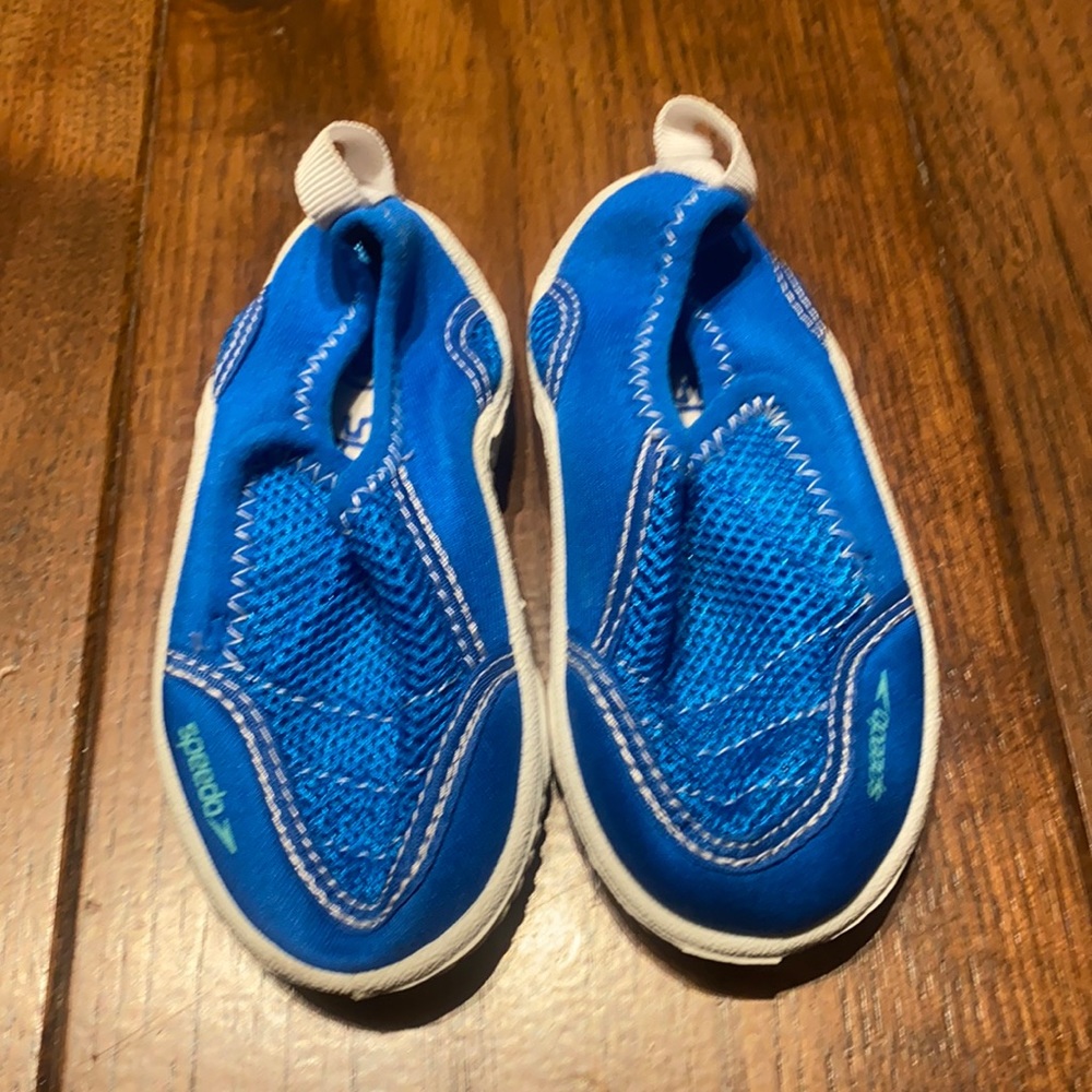 Kids swimming shoes size 5/6